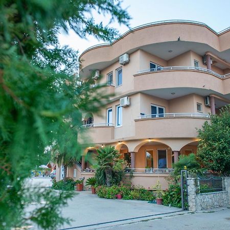 Apartments And Bungalow Casa Palma 울친 외부 사진
