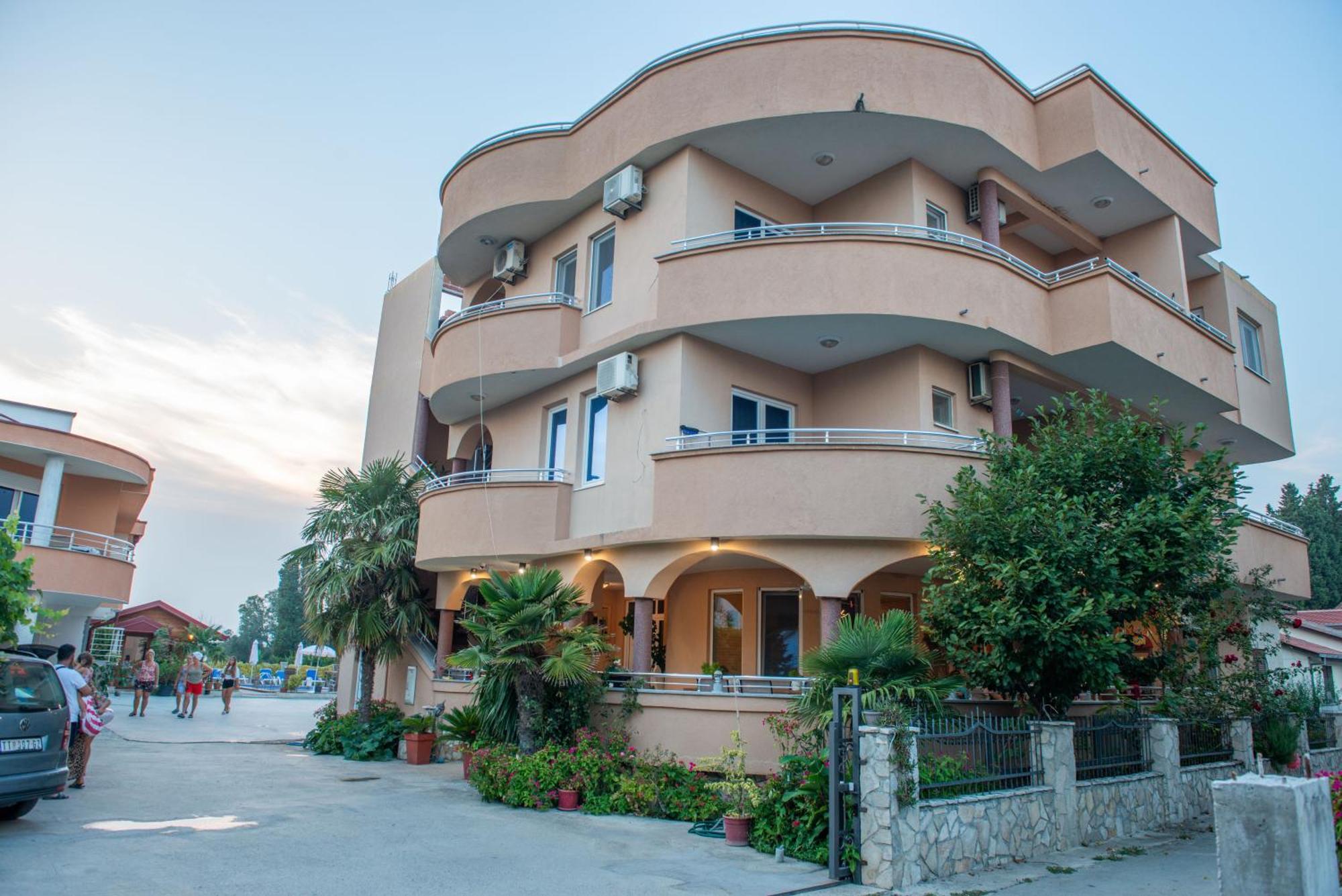 Apartments And Bungalow Casa Palma 울친 외부 사진