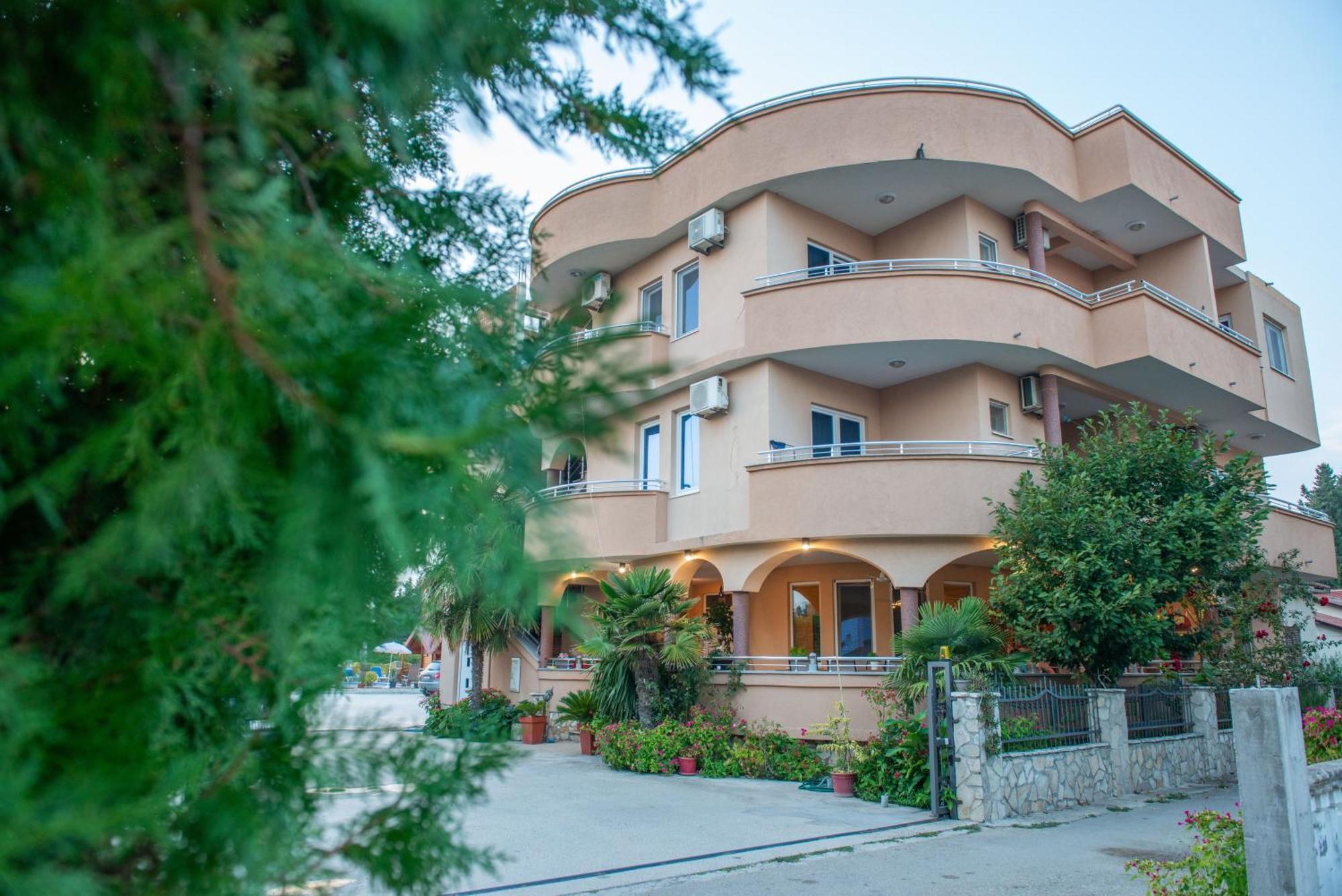 Apartments And Bungalow Casa Palma 울친 외부 사진